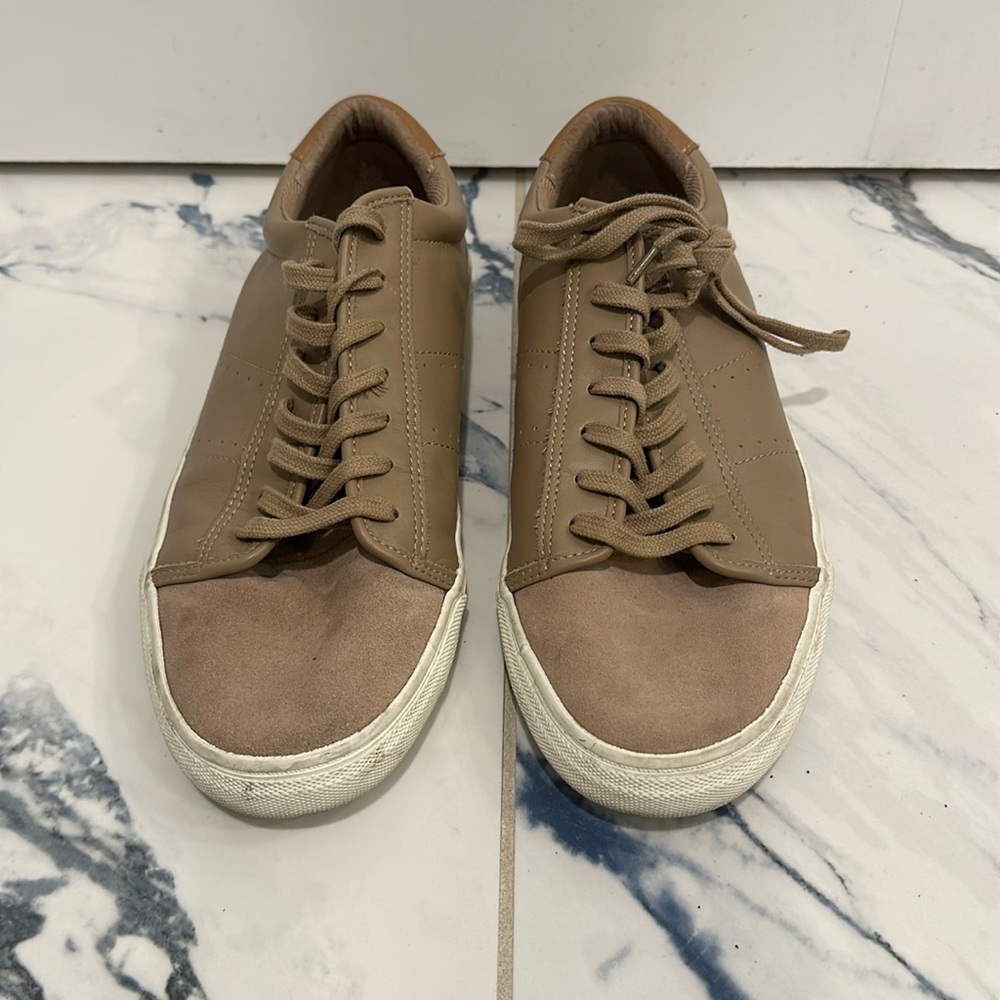 Tennis shoes men